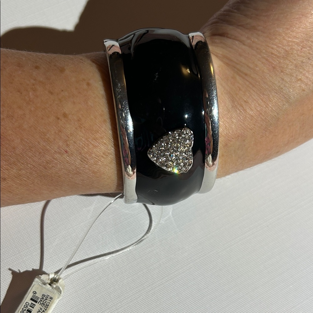 NWT Macy’s 🇺🇸Guess Black Silver Heart Bracelet ~ heart made of sparkling stones! - Picture 6 of 8